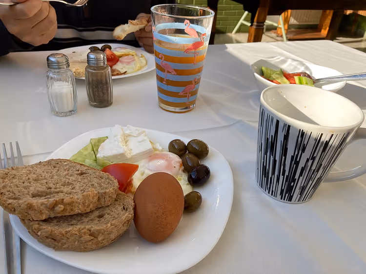 Ekmek, yumurta, peynir ve sebzelerden oluşan otel kahvaltısı