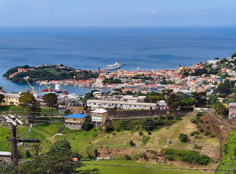 St. George's panoraması: liman ve kırmızı çatılar