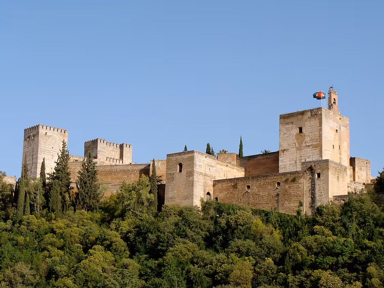 Fästningstorn och murar i Alcazaba på en kulle