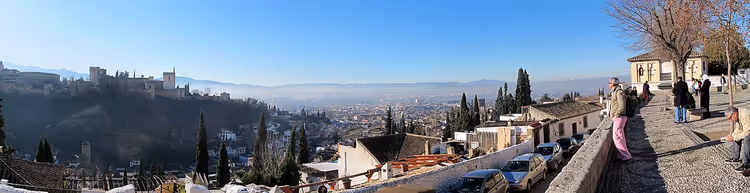 Panorama över Alhambra och Granada från utsiktsplatsen San Nicolás