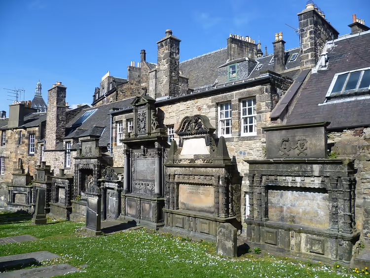 Stenen gewelven en grafstenen op Greyfriars Kirkyard