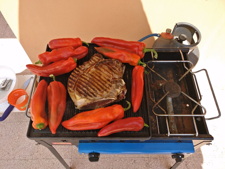 Gegrilltes T-Bone-Steak mit Paprika