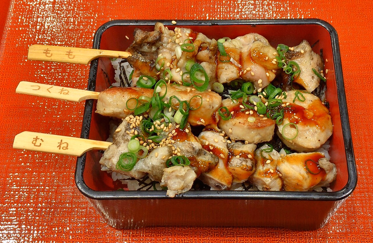Yakitori-Hähnchenspieße mit Frühlingszwiebeln auf Reis