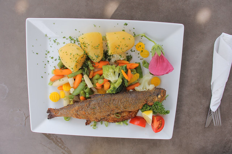 Gebakken forel met aardappelen en groenten