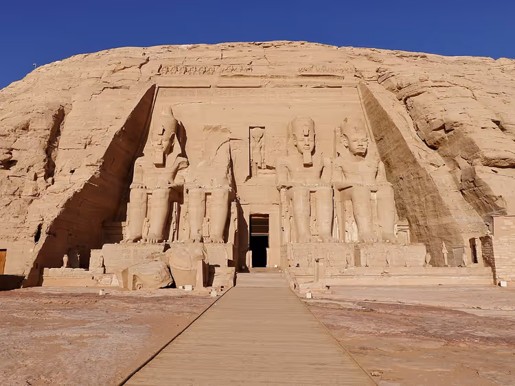 Fassade des Tempels von Abu Simbel mit Kolossen Ramses’ II.