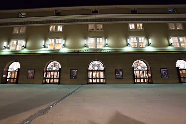 Nachtfassade des Großen Festspielhauses mit Arkaden