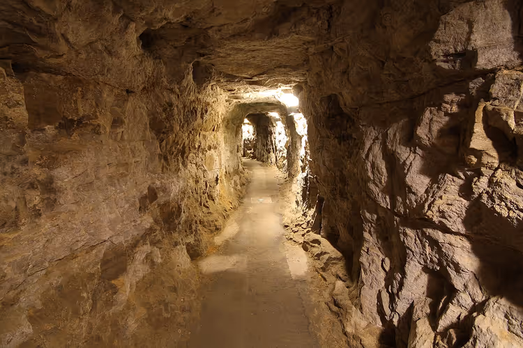 Kasemattene, en tunnel hugget inn i fjellet