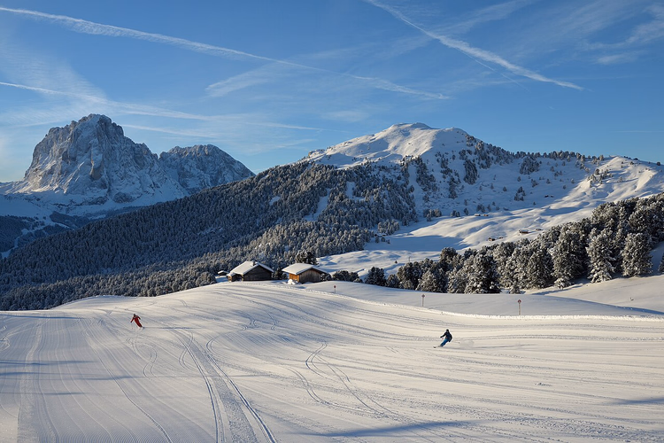 Laskettelijoita hyvin hoidetulla rinteellä Val Gardenassa