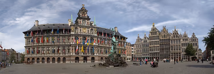 Grote Markt med rådhuset og gildehusene