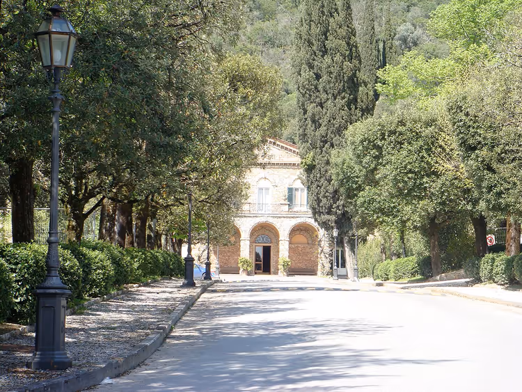 Ağaçlar arasında Grotta Giusti'ye kemerli giriş