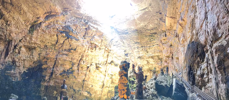 Grotten i Castellana med høye vegger og stalagmitter