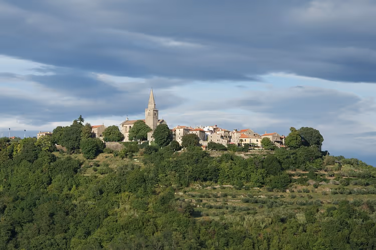 Bergdorf Grožnjan mit Glockenturm