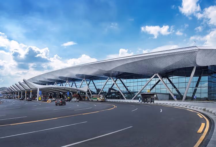 Guangzhou Baiyun Havalimanı terminali ve bağlantı yolu