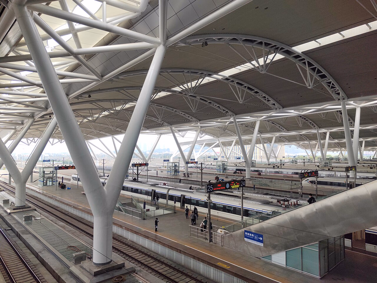 Bahnsteige am Südbahnhof Guangzhou mit Hochgeschwindigkeitszügen