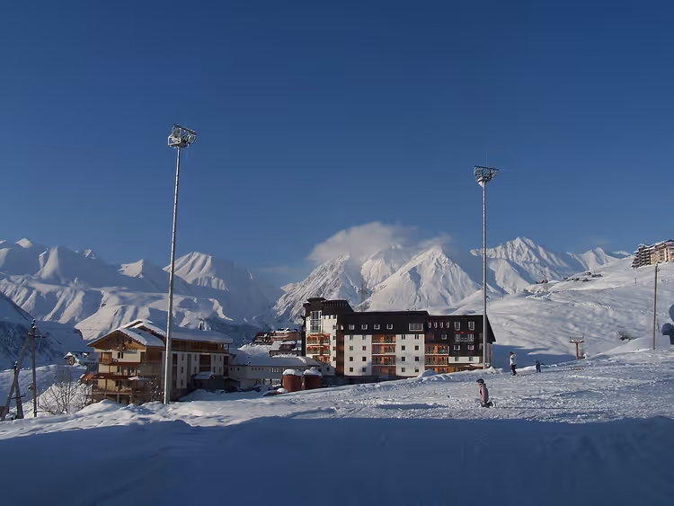 Hotels und Skipiste von Gudauri mit Bergen im Hintergrund