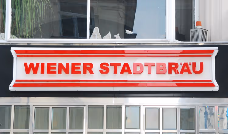 Schriftzug WIENER STADTBRÄU an einer Fassade in Wien