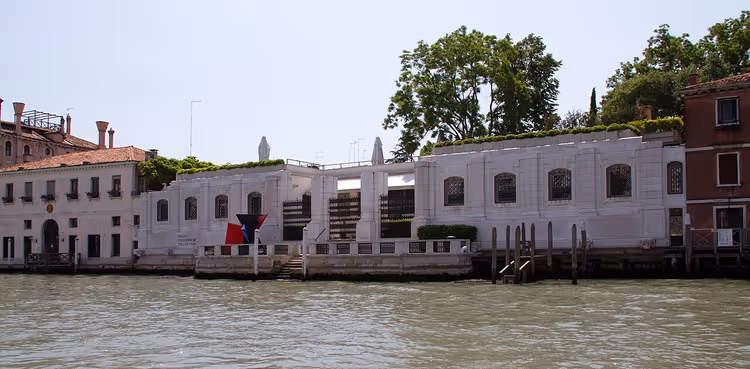 Wit gebouw van het Peggy Guggenheim Museum in Venetië