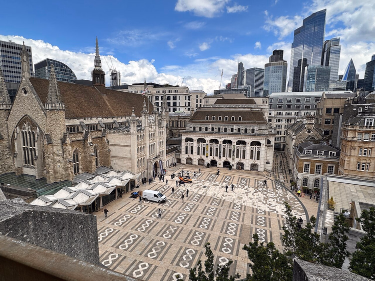 Cour de Guildhall et gratte-ciel de la City de Londres