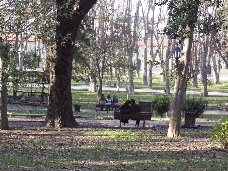 Menschen auf Bänken im schattigen Gülhane-Park
