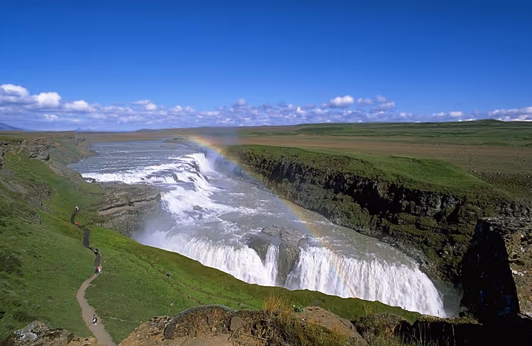 Gullfoss waterval in een canyon met een regenboog