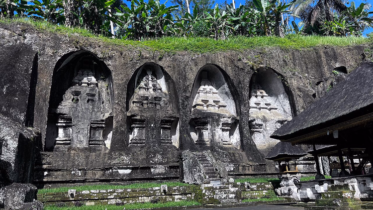 Gunung Kawi Tapınağı'nın kayaya oyulmuş candi mezarları