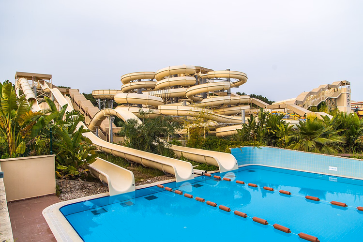 Otel su parkı kaydırakları ve havuz
