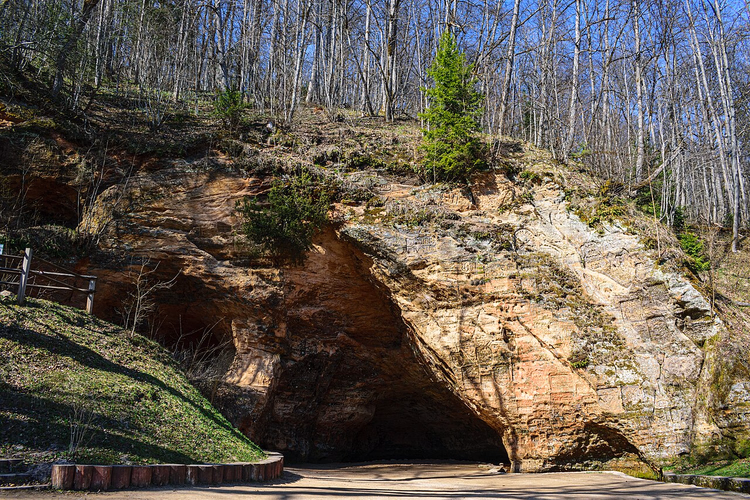 Ingresso alla Grotta di Gutman in arenaria rossa