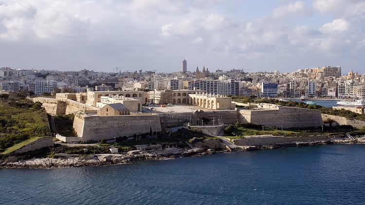 أسوار قلعة مانويل أمام أفق المدينة