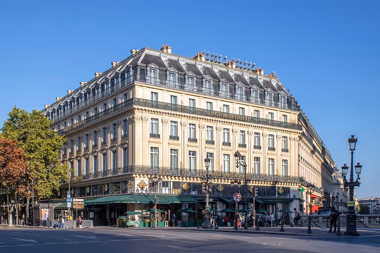 Fasaden til InterContinental Paris Le Grand hotell på et gatehjørne