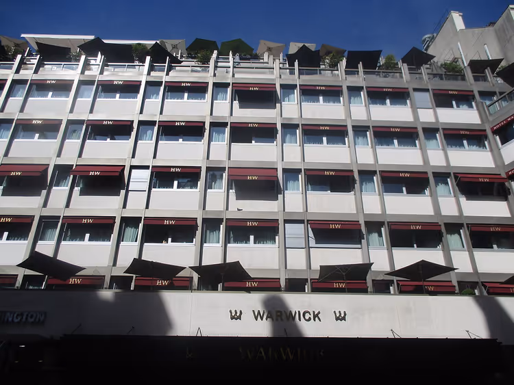 Kırmızı tenteleriyle Warwick Paris otelinin cephesi