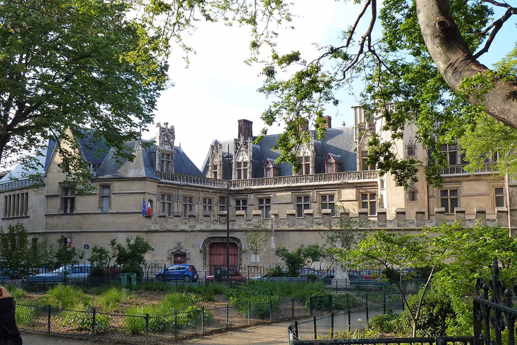 Bahçeyle Paris'teki Cluny Müzesi'nin cephesi