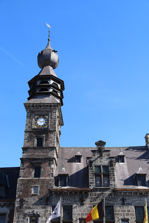 Campanile e municipio di Binche sotto un cielo azzurro