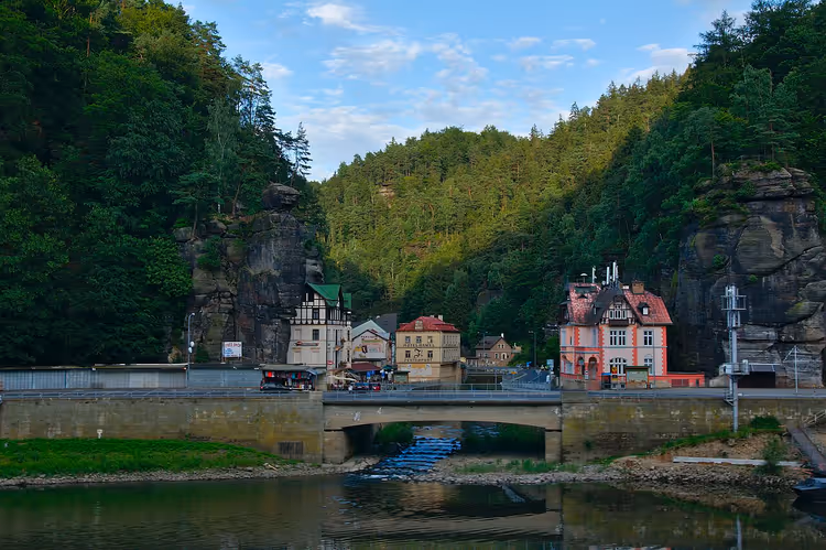 Dorf Hřensko am Fluss Kamenice