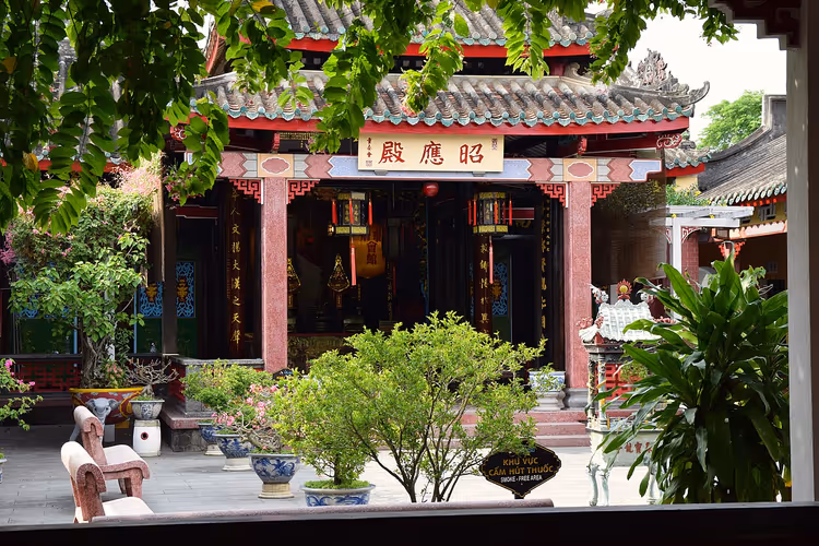 Tempelhof in Hoi An met planten en zuilen