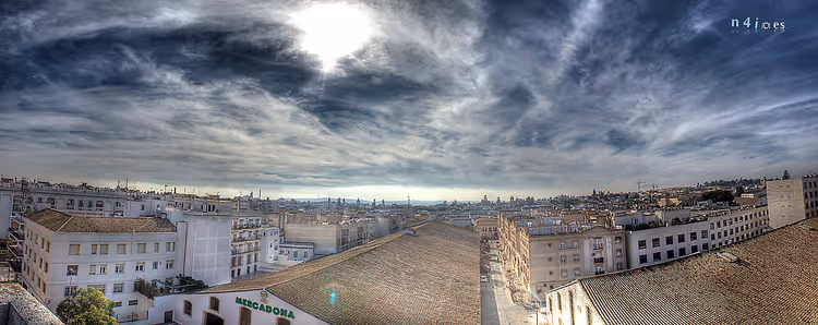 Çatılar ve gökyüzüyle Jerez'in panoramik görünümü