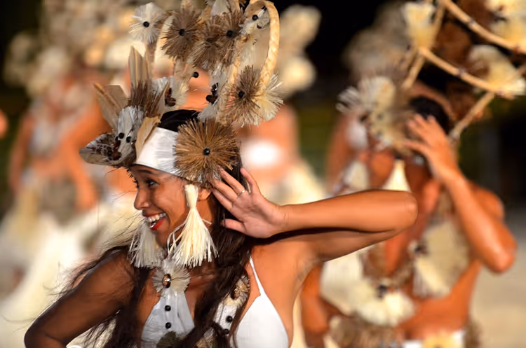 Danser i polynesisk kostyme på Heiva-festivalen