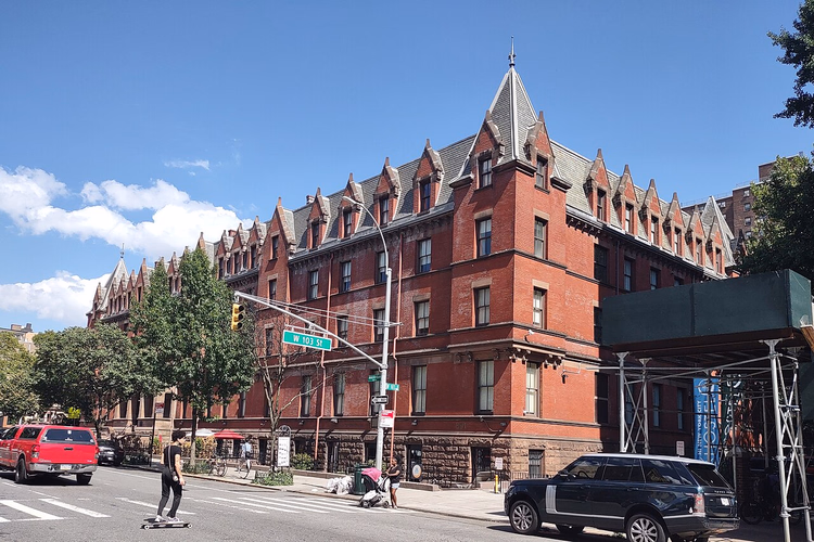 Backsteinbau des HI NYC Hostel an der Amsterdam Avenue