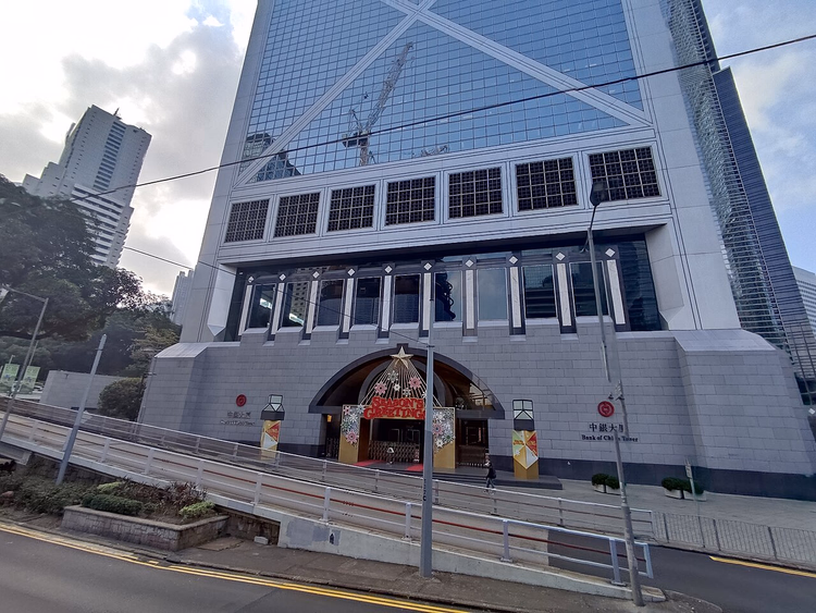 Bank of China Tower: ingang en glazen gevel