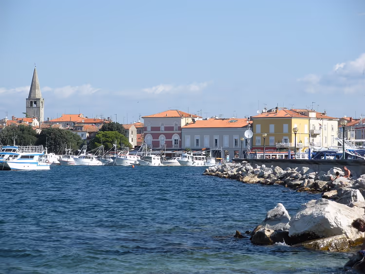 Poreč-Panorama mit Hafen und Booten