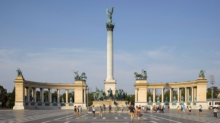 Heldenplatz mit der Millenniumssäule und Kolonnaden