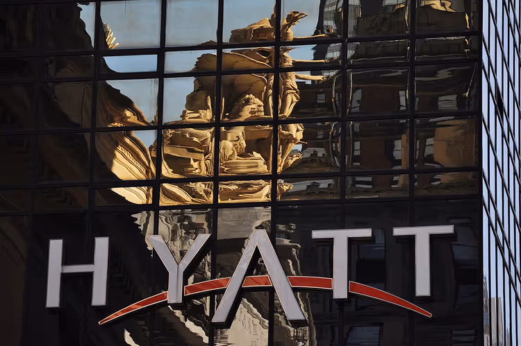 Hyatt-skilt på en glassfasade