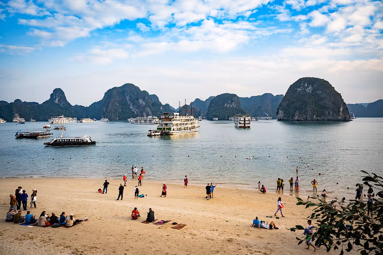 Halong Körfezi'ndeki Ti Top Plajı, turistlerle birlikte