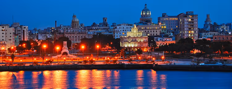 Havana'nın sahil ışıklarıyla gece panoraması