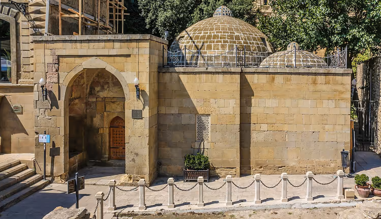 İki kubbeli ve kemerli tarihi hamam