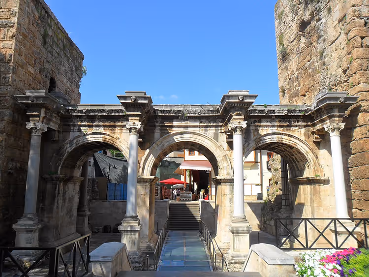 Hadrianstor in der Altstadt von Antalya