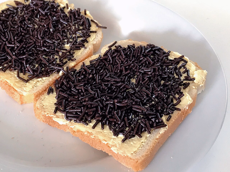 Brot mit Butter und Schokostreuseln Hagelslag
