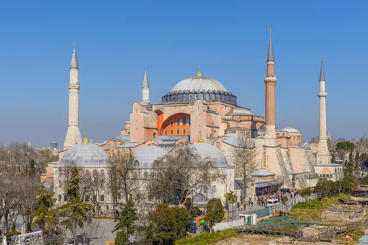Hagia Sofia med minareter på en solrik dag