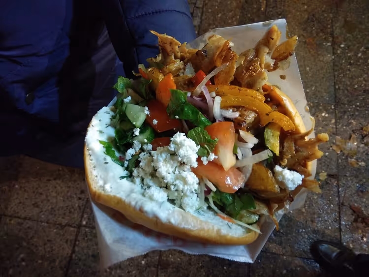 Döner kebab vihanneksilla ja fetajuustolla