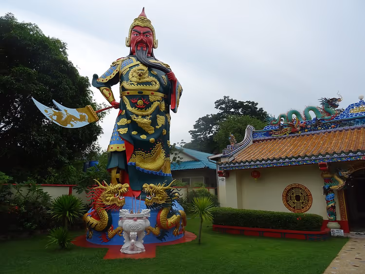 Statue av en kinesisk kriger ved Hainan-tempelet i Nathon