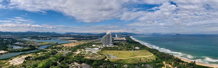 Haitang Bay van bovenaf: strand en hotel